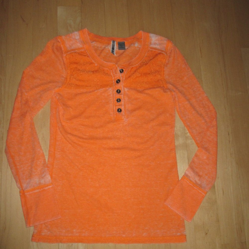 New The Buckle BKE Henley Top Womens Large